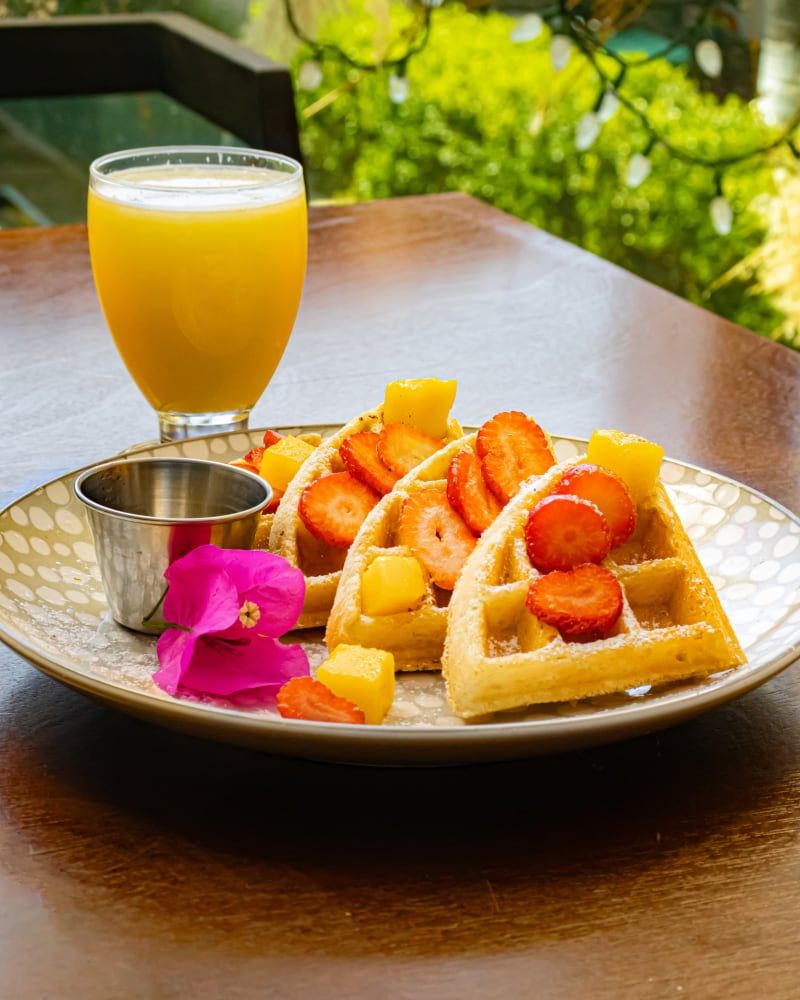 Waffles con fresas y jugo de naranja